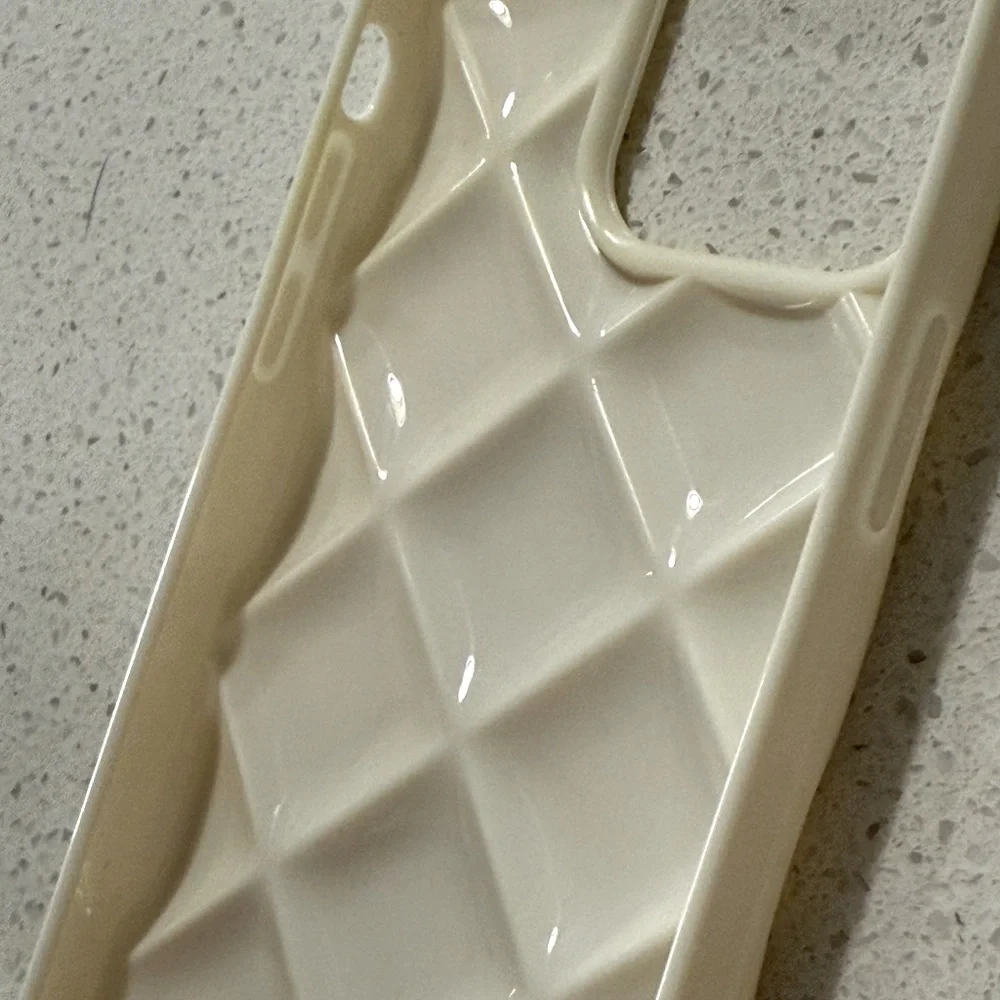 iPhone 14 Pro case with Pearl Hand Strap and Crossbody Strap - Picture 9 of 10